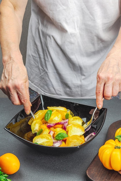 Kucharz przygotowujący potrawę